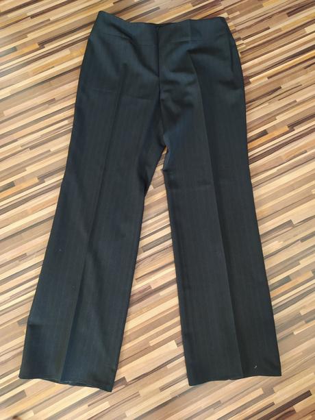 Damsky cierny kostym č.42/l, top stav, 42