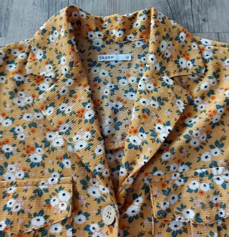 Žltý kvetinový overal, 32