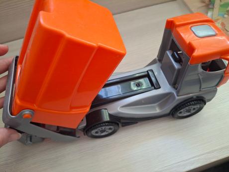 Oranžové smetiarske auto,