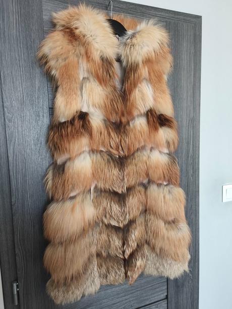 Krasna kozusinova vesta z lisky s kapucnou, s