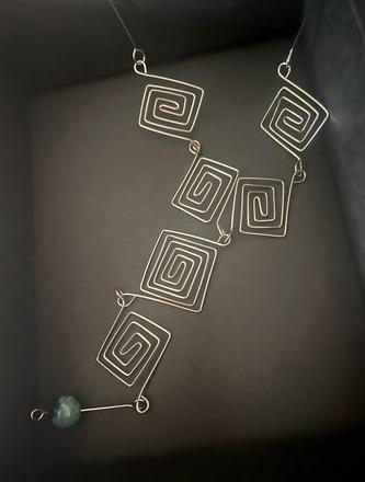 Náhrdelník s geometrickým vzorom,