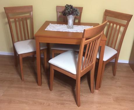 Jedálenský stôl,