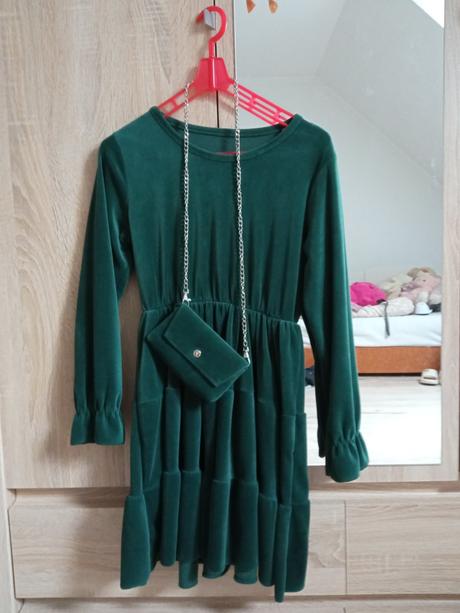 Zamatové šaty, 128