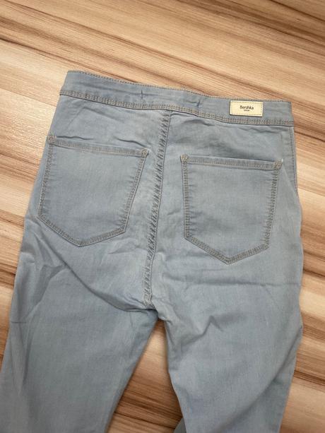 Bledomodré rifle, bershka,32