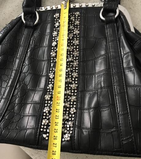 Dámska kabelka so striebornými detailmi,