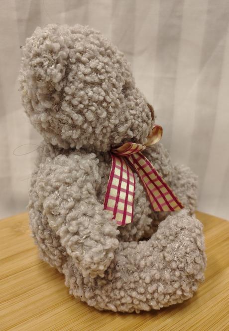 Plyšový sivý medveď s farebnou mašlou, 15 cm, 