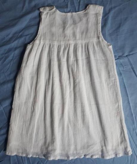 Biele saty s výsivanými kvietkami, 128