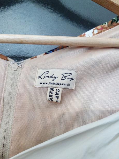 Bežové retro šaty s kvetmi, lindy bop,s