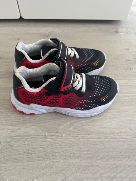 Svietiace tenisky, 26