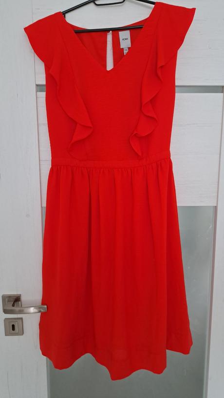 Červené šaty, 36
