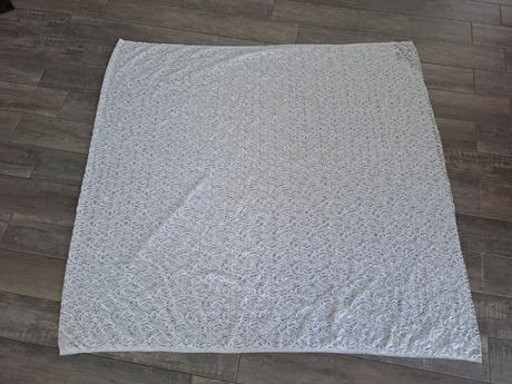 Krásna čipkovaná látka na svadobné šaty, 