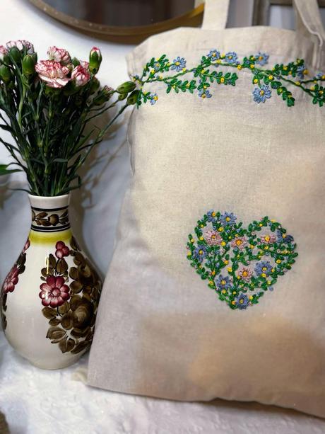 Plátené, ručne vyšívané tašky,