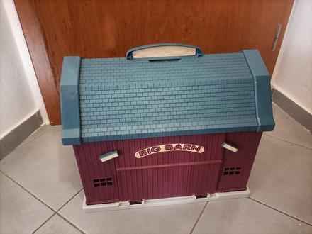 Stodola s obojstranne otváracími dvermi,