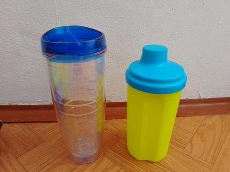 Rôzne fľaše na pitie,