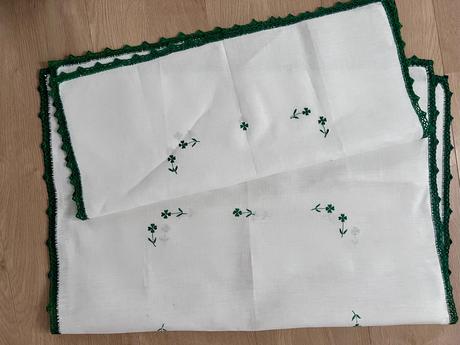 2 ručne vyšívané obrusy, 