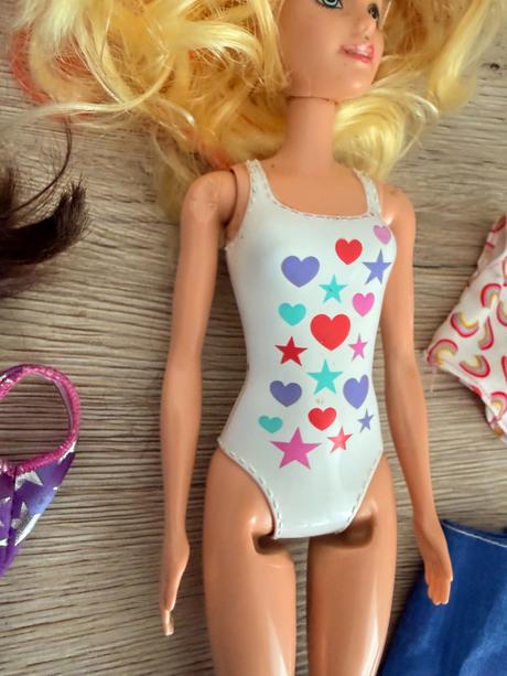 Barbie bábika s vymeniteľnými parochňami, oblečení, 