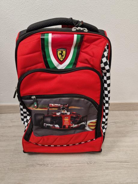 Skolsky batoh na kllieska ferrari,