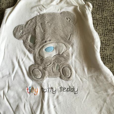 Spaci vak s mackom, tiny ted