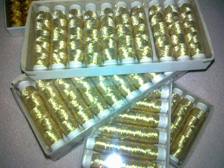 Biele a zlate nite na strojove sitie, 