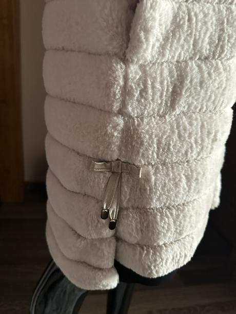 Krásna mäkučká béžová vesta s kapucňou zn. magenta, l / m