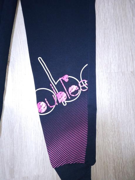 Dievčenské tepláky, 146