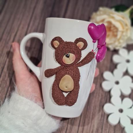 Huňaty macko na hrnceku s balonmi,