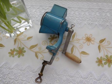 Retro mlynček na orechy-jihokov české budejovice., 