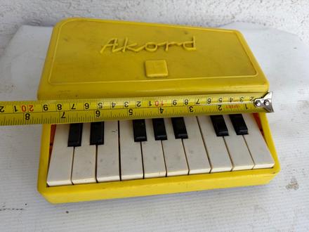 Akord stary klavir stara retro hracka,