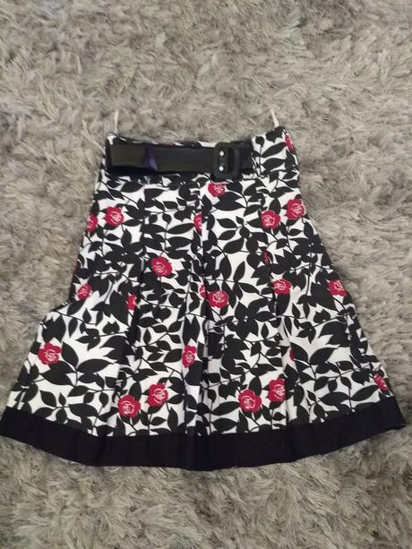 Sukňa s kvetmi, 40