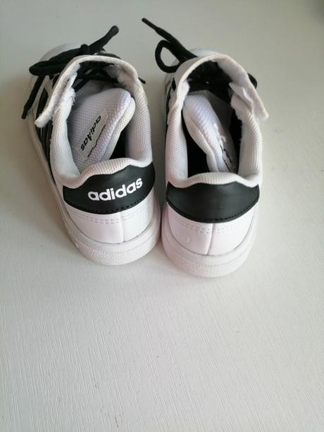 Botasky znackove bielo cierne vel. 28, adidas,28