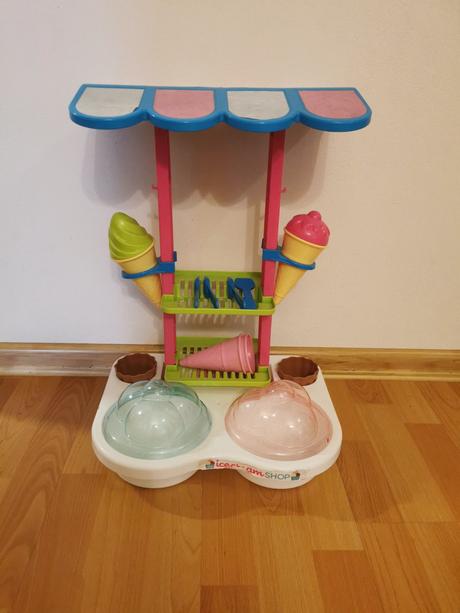 Zmrzlinársky stánok s príslušenstvom, 