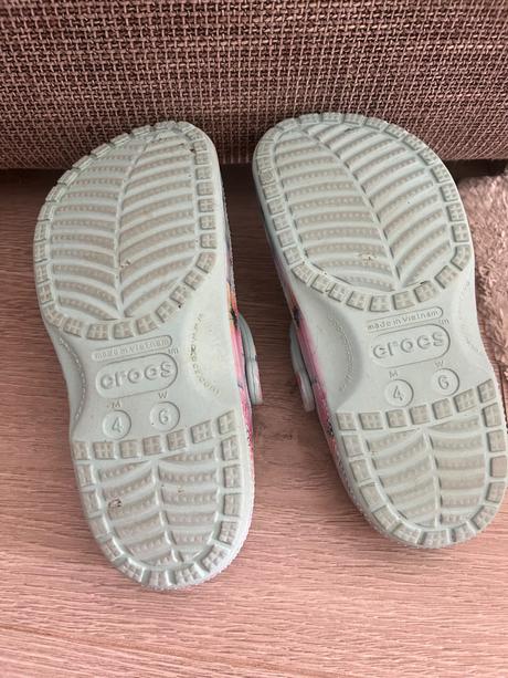Belasé kvietkove crocs s ozdobami, veľkosť 36, crocs,36
