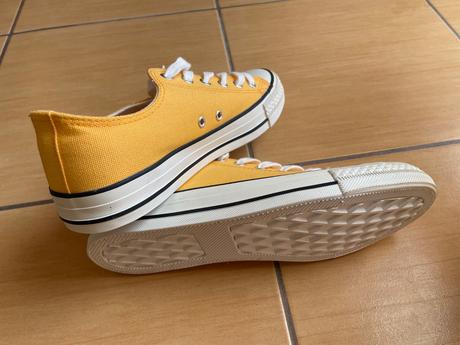 Nové plátené tenisky, 38