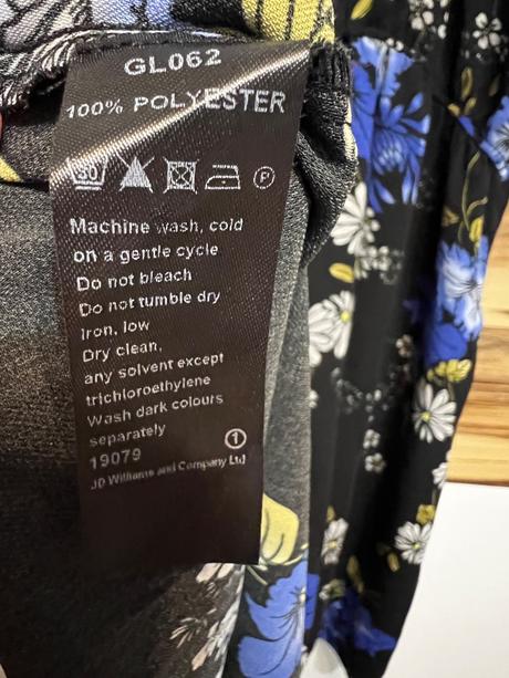 Čierne kvetované šaty s asymetrickým výstrihom, 52