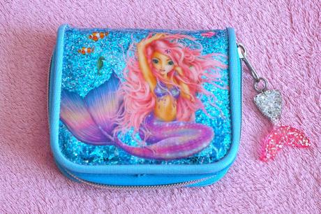 Bledomodrá peňaženka s morskou pannou,