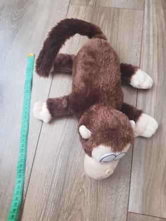 Plysova opica, smeje sa a otaca sa,