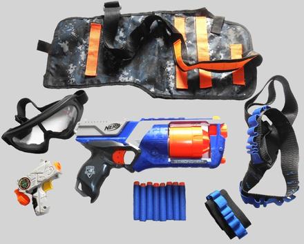 Nerf strongarm s doplnkami, 