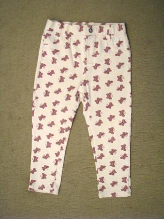 Svetložlté tepláčiky s motýľmi, 92