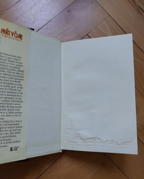 Traja muži v člne a storočný starcek,