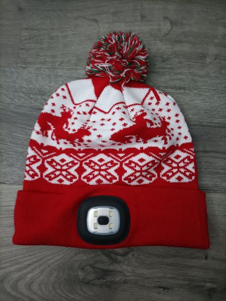 Svietiaca čiapka, výhra v tombole, 