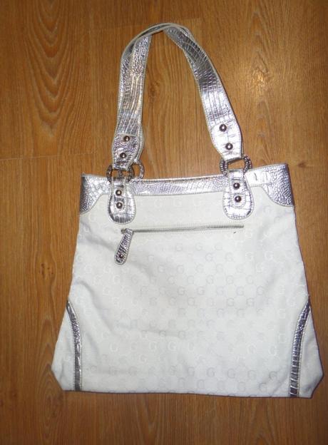 Bielo-strieborná kabelka guess, guess
