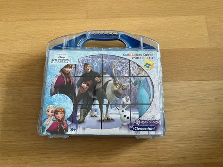 Plastové kocky frozen v kufríku,