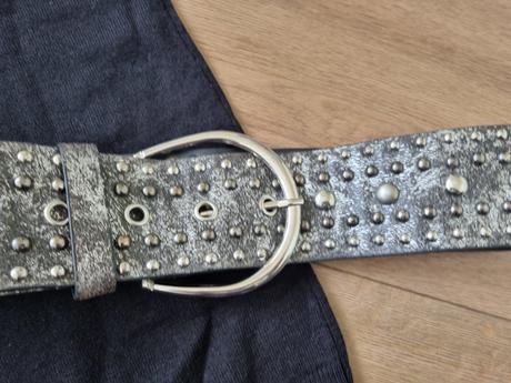 Tenšie čierne pletené šaty s kapucňou m + 2 opasky, m