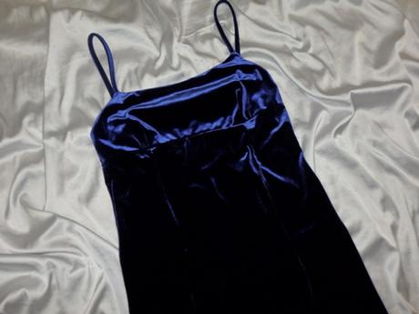 Kvalitné zamatové šaty, s