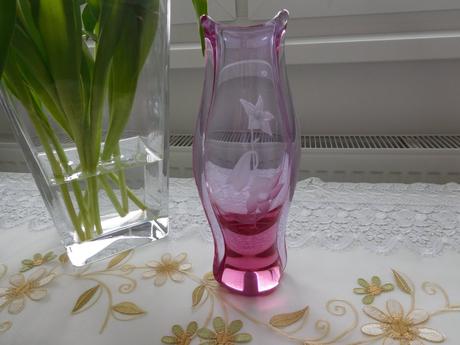 Alexnadritové hútni sklo s růži výška 27,5 cm, 