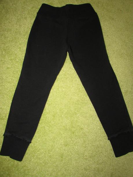 Čierrne slim tepláčiky na 3-4 roky zn. sisley, 104