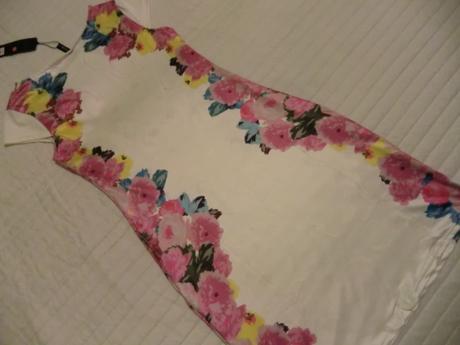 Letné krémové šaty s kvetami veľkosť m, m