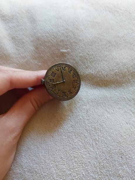 Rôzne druhy prsteňov, hodinky, kvet, motýľ, 