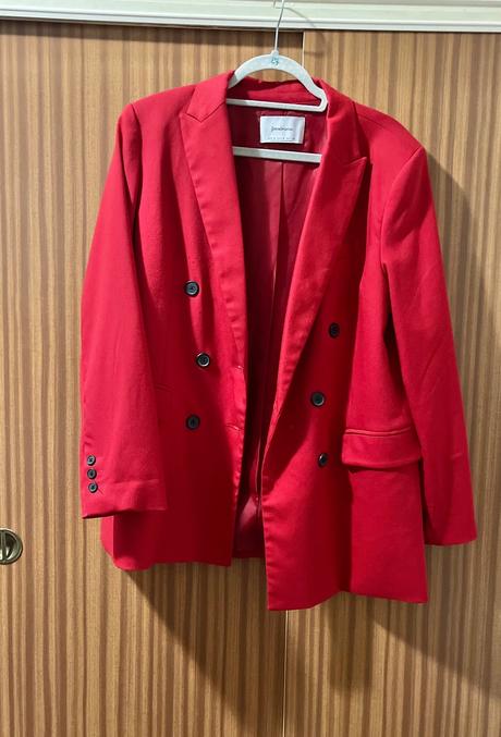 Červené sako, stradivarius,m