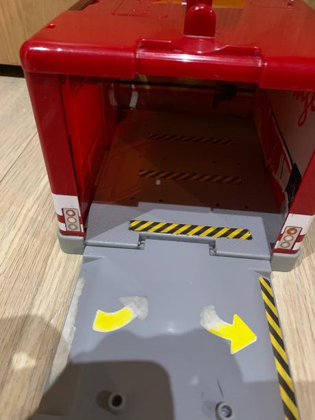 Auto s úložnim aj zvukove,